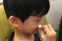 原创 孩子流鼻血,别再举胳膊塞纸巾了,正确的止血方法,家长要记牢!