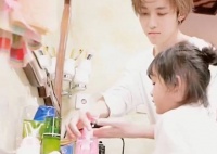 原创 两兄妹一起洗手,妹妹不准哥哥牵其他人的手,网友:哥哥好宠溺