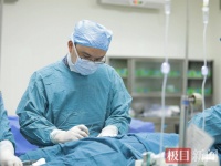 男婴一哭就憋气,医生置入小球撑开“心门”