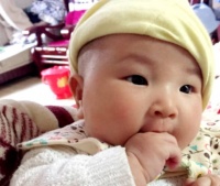 原创 宝宝爱“吃手”是智力发育的象征?父母别光高兴,超过年龄要注意