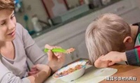 原创 过度喂养危害大,6个症状说明小孩积食,多喂一口,都是害了孩子