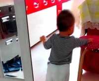 原创             宝宝学会走路之后，就自个跑到厨房里，网友：这可是一个小吃货