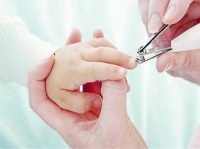 原创 新生儿多久才能剪指甲?老一辈的建议有些也是有误区的。