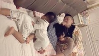 原创 一家四口睡姿火了,网友调侃孩子是意外,父母才是真爱