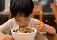 孩子被鱼刺卡喉咙,聪明的妈妈用这个方法“取刺”,家人连连夸赞