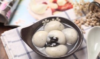 原创 1岁宝宝吃汤圆噎住,奶奶一巴掌救回,基本急救知识父母要知道!