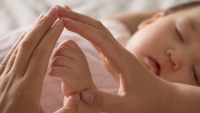 原创 2个月宝宝白天小睡10次,每次20分钟,学宝妈这3招睡得香