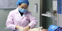 原创 新生儿出生后不哭反笑,护士立即打孩子屁股一巴掌,宝妈连忙道谢