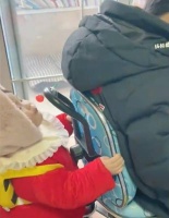 原创 江苏一妈妈让哥哥带妹妹,回家后哭笑不得,网友:哥哥智商带娃