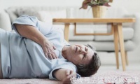57岁女子脑梗送医,凌晨离世,只因炒菜爱放1调料