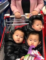 原创 三胞胎同挤购物车,网友:我也想低调,但实力不允许啊