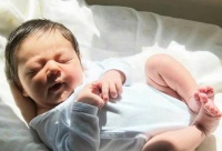 原创 新生儿睡觉的时候,为啥喜欢高举双手?母亲或许应该知道这几件事