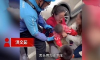 1岁男童被卡喉,其母亲心急如焚。路过夫妻积极施救,孩子转危为安