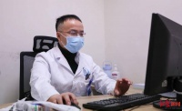 4岁小女孩误吞玻璃弹珠入胃,医生巧用这个办法取出