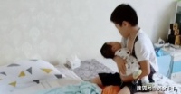 原创 暖心哥哥哄弟弟睡觉,温柔娴熟的动作让网友直呼:好专业