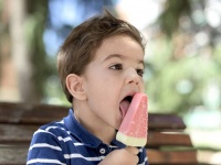 大夏天,孩子吃点冰淇淋降降温又怎么了?