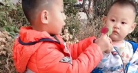 原创 “小心机哥哥”带娃吃糖,娃:哥哥虐我千百遍,我待哥哥如初恋