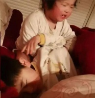 原创 江苏盐城2岁妹妹,睡梦中突然掀开哥哥,妹妹一顿操作笑翻妈妈