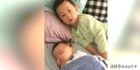 原创 自从有了妹妹后,萌娃天天都守护在身边,真是个小暖男!