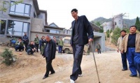 原创 12年前,中国第一巨人不顾医生反对,坚持生下儿子,如今娃长这样