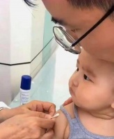 原创 萌娃去打疫苗,本以为是个王者,原来是个青铜,网友:可怜的娃