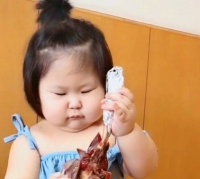 原创 妈妈看到这幕,心想这是生了个小祖宗,网友:可爱的小吃货