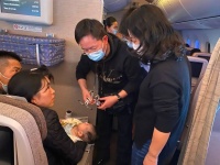 2个月大婴儿飞机上突发疾病,嘉定医生出手了 !