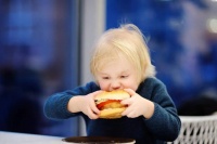 原创 孩子爱吃垃圾零食?一招“分级”策略,悄悄改掉娃坏毛病