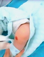 原创 宝宝看着医生一直笑,瞬间俘获了阿姨的心,网友:样子太可爱