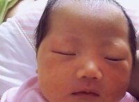 原创 新生儿眯眯眼,宝妈看了失望不已,娃:先别急着扔,再养养有惊喜