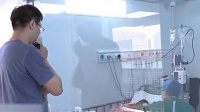 3岁“粘宝宝”不会跑,医生:治疗费每年200万