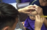 原创 娃满月要剃眉毛?奶奶给满月孙女剃光眉毛,2个月后全家乱了分寸