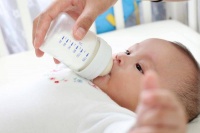 宝宝一喝奶粉就便秘、眼屎多,是“上火”了吗?