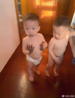 双胞胎玩发际线粉画一脸胡子网友:还画了个“日系”妆容