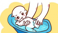 原创 “姥姥,洗澡水烫着我了”为啥不建议老人给宝宝洗澡?原因很现实