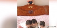 原创 家中有三胞胎,争抢玩具的场面,结果让人哈哈大笑