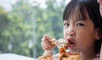 原创 3种食物若常吃,或影响小孩发育,儿科医生提醒:日常最好少喂