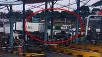 “开门!”小伙在医院门口声嘶力竭,咋回事?