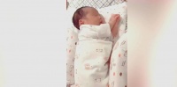 原创 刚刚满月的小宝宝,侧着身子睡觉,网友:安静的美男子