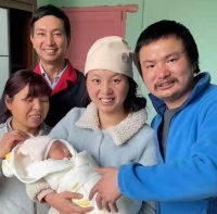 露馅了？牛爱芳二胎与“仿真娃娃”撞脸，网友：这下怎么演