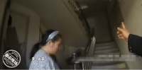新手妈妈出门倒垃圾,婴儿被反锁在5楼室内,民警徒手攀爬救援