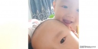 原创 双胞胎打闹起来,弟弟直接对哥哥下嘴,长牙期应该注意什么呢?