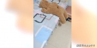 原创 宝宝等妈妈一起睡觉,可最后却犯困了,直接躺在了床边了!