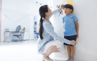 有几类小孩，以后可能长得慢、个子偏矮，父母要尽早干预