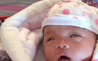 原创 小婴儿“翻白眼”式笑容,看起来搞笑,是否正常要从不同角度观察