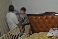 原创 上海一宝妈哄孩子时突然晕倒,孩子吓得停止哭泣,起身反应更心酸