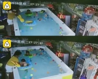 原创 二胎妈妈带儿女游泳,看手机不顾儿子求救,女儿溺水1分钟脑死亡