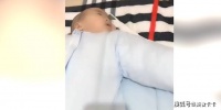 原创 萌娃睡觉太特别,宝妈特地给他买了一个睡袋,真的是非常可爱呀!