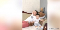 原创 趁着宝爸睡着,萌娃就开始悄咪咪的吃西瓜,场面太搞笑