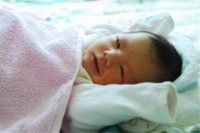 原创 新生儿宝宝和妈妈睡好,还是独自睡婴儿床好?专家:做错风险大